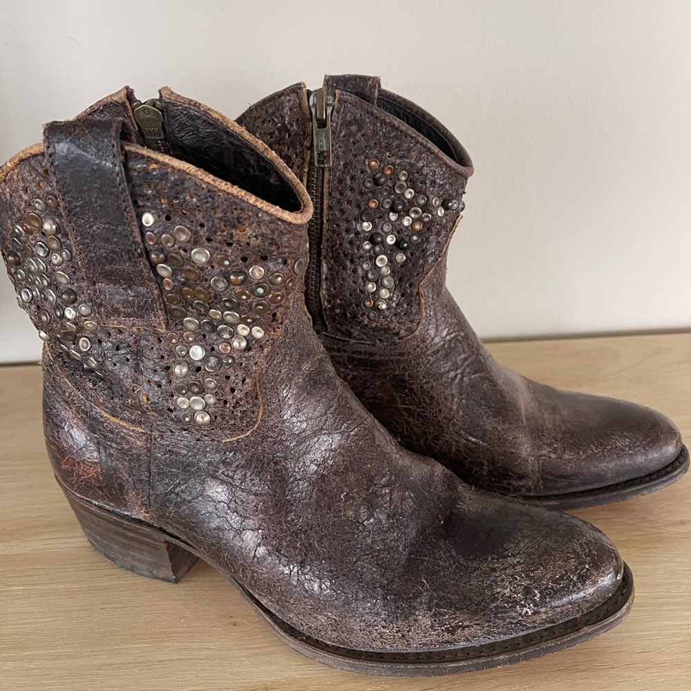 Frye Western Short Boot Distressed Studded Leather Ankle Bootie Women's Size 6 M
